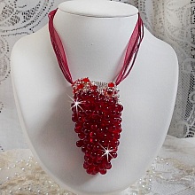 Pendentif Tendre Rouge mont&eacute; avec des gouttes en verre rouge, des perles rondes facett&eacute;es et des perles nacr&eacute;es